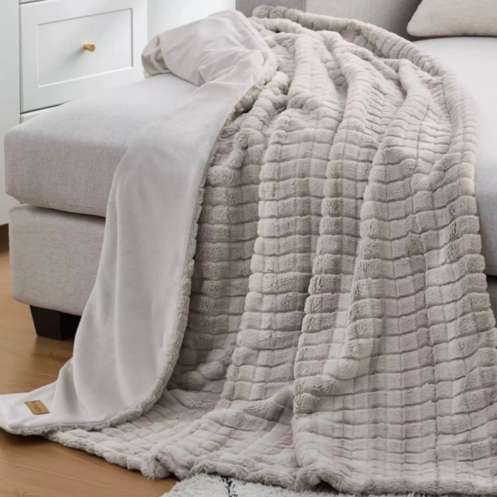 Koolaburra by Ugg Chloe Cozy Throw Blanket